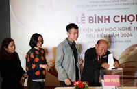 Các nhà báo bỏ phiếu bình chọn 15 sự kiện VHNT năm 2024. 