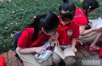 Các em nhỏ đọc sách trong khuôn viên Thư viện Quốc gia.