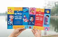 Bộ sách “30 ngày cùng em học hiểu về phòng cháy chữa cháy” và “30 ngày cùng em học hiểu về phòng chống đuối nước”. (Ảnh: Đinh Tị Books)