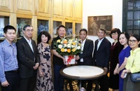 Đoàn Ủy ban Quốc gia UNESCO Việt Nam đến chúc mừng gia đình cố nhạc sĩ Hoàng Vân. (Ảnh: Ủy ban cung cấp)
