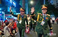Người dân chào đón các đại biểu Anh hùng Lực lượng vũ trang nhân dân về sự Đại lễ. (Ảnh: MINH TÂM)