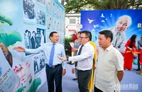 Tổng Biên tập Lê Quốc Minh giới thiệu về triển lãm tới các đại biểu. (Ảnh: THÀNH ĐẠT)
