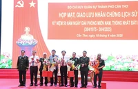 Lãnh đạo thành phố Cần Thơ tặng hoa tri ân các nhân chứng lịch sử tham gia giao lưu tại buổi họp mặt.