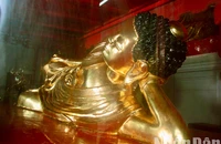 Tượng Đệ nhất Tổ Phật hoàng Trần Nhân Tông trong bộ tượng Trúc Lâm Tam Tổ ở chùa Phổ Minh, Nam Định.