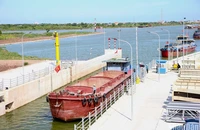 Tàu vận tải thủy đi từ Sông Ninh Cơ sang sông Đáy qua Kênh Nghĩa Hưng.
