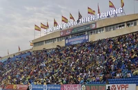 Hàng chục nghìn cổ động viên đến sân Thiên Trường cổ vũ CLB Thép Xanh Nam Định trong trận tiếp CLB Công An Hà Nội.