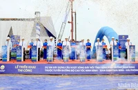 Các đại biểu bấm nút triển khai dự án đầu tư xây dựng cầu vượt sông Đáy nối 2 tỉnh Nam Định-Ninh Bình.