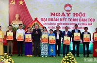 Đại tướng Tô Lâm và Bí thư Tỉnh ủy Nam Định Phạm Gia Túc tặng quà cho bà con thôn Đông Dương, xã Xuân Hòa, huyện Xuân Trường trong Ngày hội Đại đoàn kết toàn dân tộc tại địa phương.