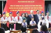 Bà Trương Mỹ Hoa cùng đoàn đại biểu trao 100 suất học bổng tặng học sinh con em kiều bào tại Lào. (Ảnh: Trịnh Dũng)