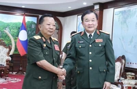 Thứ trưởng Quốc phòng Hoàng Xuân Chiến và Phó Thủ tướng Chính phủ, Bộ trưởng Quốc phòng Lào Chansamone Chanyalath. (Ảnh: Trịnh Dũng)