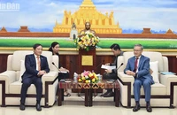 Đại sứ Nguyễn Bá Hùng và Trưởng Ban Đối ngoại Trung ương Đảng Nhân dân Cách mạng Lào Thongsavanh Phomvihane. (Ảnh: Trịnh Dũng)