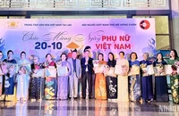Trao tặng Giấy khen cho nữ kiều bào tiêu biểu tại Lào. (Ảnh: Trịnh Dũng)