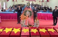 Các đại biểu dâng hương, dâng hoa tưởng niệm các anh hùng liệt sĩ. (Ảnh: HẢI TIẾN)