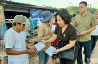 Hỗ trợ các gia đình người dân tỉnh Luang Namtha khắc phục thiệt hại do bão Yagi. Ảnh: Cộng tác viên