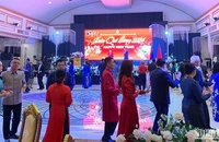 Đại biểu hai nước Việt Nam và Lào cùng hòa điệu múa Lăm Vông nhân dịp đón mừng Năm mới Tết Nguyên đán Giáp Thìn 2024 do Tổng Lãnh sự quán Việt Nam tại thành phố Pakse tổ chức. (Ảnh: HẢI TIẾN)
