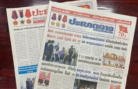 Trang nhất các tờ báo lớn của Lào số ra ngày 22/4 đều đăng tải các bài viết ca ngợi quan hệ Việt Nam-Lào. (Ảnh: Hải Tiến)