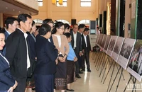 Các đại biểu tại Triển lãm ảnh. (Ảnh: HẢI TIẾN)