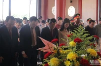 Các đại biểu dâng hương tưởng nhớ Chủ tịch Hồ Chí Minh vĩ đại. (Ảnh: HẢI TIẾN)