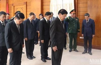Tổng Bí thư, Chủ tịch nước Lào Thongloun Sisoulith cùng các đồng chí lãnh đạo Đảng, Nhà nước, Mặt trận Lào tưởng niệm nguyên Chủ tịch nước Trần Đức Lương. (Ảnh: HẢI TIẾN)