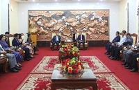 Đại sứ Việt Nam tại Campuchia Nguyễn Minh Vũ tiếp đón các lãnh đạo và ủy viên Ban Thường vụ Trung ương CPP tại trụ sở Đại sứ quán Việt Nam ở thủ đô Phnom Penh. (Ảnh: QUANG ANH/TTXVN)