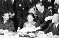 Bộ trưởng Ngoại giao Chính phủ Cách mạng lâm thời Cộng hòa miền Nam Việt Nam Nguyễn Thị Bình ký Hiệp định Paris về chấm dứt chiến tranh, lập lại hòa bình ở Việt Nam, ngày 27/1/1973, tại Trung tâm hội nghị quốc tế ở Thủ đô Paris (Pháp). (Ảnh tư liệu)