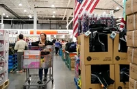 Khách hàng mua sắm tại một siêu thị ở Foster City, California, Hoa Kỳ, ngày 10/4/2024. (Ảnh minh họa: Xinhua)