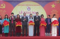 Đại diện lãnh đạo tỉnh Lạng Sơn tham gia cắt băng khai mạc Hội báo Xuân Giáp Thìn năm 2024.