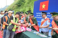 Cán bộ, chiến sĩ Đồn Biên phòng Tân Thanh, huyện Văn Lãng, Lạng Sơn (Việt Nam) và lực lượng chức năng Trạm Kiểm tra Biên phòng Pò Chài, Quảng Tây (Trung Quốc), phối hợp phát tờ rơi tuyên truyền pháp luật cho người dân qua lại biên giới.