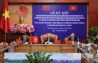 Đại diện lãnh đạo Ủy ban nhân dân tỉnh Lạng Sơn, cùng lãnh đạo các ban, ngành của tỉnh tham dự lễ ký kết bản ghi nhớ xây dựng cửa khẩu thông minh tại điểm cầu ở tỉnh Lạng Sơn.