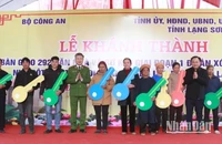 Đại diện lãnh đạo Bộ Công an và tỉnh Lạng Sơn trao tặng nhà cho các hộ nghèo ở huyện Lộc Bình.