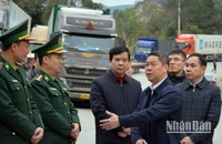 Đồng chí Đoàn Thanh Sơn, Phó Chủ tịch Ủy ban nhân dân tỉnh lạng Sơn, kiểm tra công tác xuất, nhập khẩu tại cửa khẩu quốc tế Hữu Nghị.