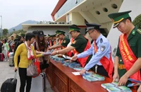 Cán bộ, chiến sĩ Đồn biên phòng cửa khẩu quốc tế Hữu Nghị, Lạng Sơn phối hợp lực lượng chức năng Quảng Tây, Trung Quốc tổ chức tuyên truyền pháp luật cho người dân qua lại cửa khẩu.