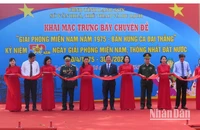 Đại diện lãnh đạo các cơ quan, ban, ngành của tỉnh cắt băng khai mạc trưng bày chuyên đề: Giải phóng miền nam năm 1975 - Bản hùng ca đại thắng".