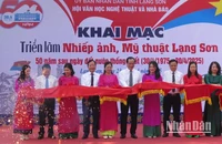 Các đại biểu thực hiện nghi lễ cắt băng khai mạc triển lãm.