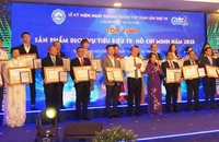 Đại diện các doanh nghiệp nhận chứng nhận “Sản phẩm, dịch vụ tiêu biểu Thành phố Hồ Chí Minh” năm 2023 và Bằng khen của Ủy ban nhân dân Thành phố.