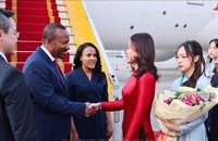 Thứ trưởng Ngoại giao Nguyễn Minh Hằng đón Thủ tướng Ethiopia Abiy Ahmed Ali và Phu nhân tại Sân bay quốc tế Nội Bài. (Ảnh: Minh Đức/TTXVN)