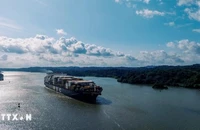 Tàu hàng di chuyển qua kênh đào Panama. (Ảnh: THX/TTXVN)
