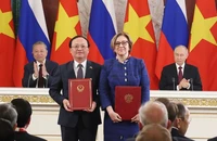 Tổng Bí thư Tô Lâm và Tổng thống Vladimir Putin chứng kiến trao Biên bản ghi nhớ hợp tác giữa Đài Tiếng nói Việt Nam và Cơ quan Ngân sách Nhà nước Liên bang Nga về tổ chức, sản xuất và phổ biến các chương trình âm nhạc, văn hóa và giáo dục "Trung tâm phát thanh và truyền hình âm nhạc nhà nước Nga". (Ảnh: Thống Nhất/TTXVN)
