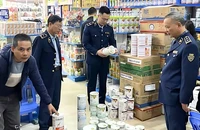 Lực lượng quản lý thị trường kiểm tra, giám sát hoạt động kinh doanh sữa.