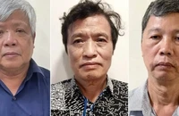 Cựu Thứ trưởng Tài nguyên và Môi trường (ngoài cùng bên trái) và các bị can khác. (Nguồn: Bộ Công an)