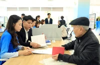 Người dân đến làm dịch vụ công trực tuyến tại Chi nhánh Trung tâm Phục vụ hành chính công Tây Hồ. (Ảnh: MAI HỮU)