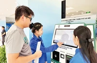 Đoàn viên thanh niên hướng dẫn người dân tiếp cận các nguồn học liệu số.
