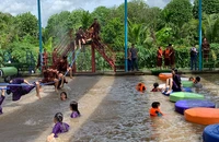 Du khách trải nghiệm trò chơi vận động tại khu du lịch sinh thái Ông Đề ở huyện Phong Điền.