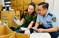 Khám xét kho hàng của đường dây sản xuất hơn 100 tấn thực phẩm chức năng, thiết bị y tế giả vừa bị Công an Hà Nội triệt phá. (Ảnh: PC03 (Công an Hà Nội) cung cấp)