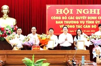 Bí thư Tỉnh ủy Đắk Lắk Nguyễn Đình Trung trao quyết định và tặng hoa chúc mừng các cán bộ được Tỉnh ủy phân công, điều động, bổ nhiệm.