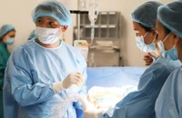 Giáo sư, Tiến sĩ Nguyễn Duy Ánh cùng ê-kíp can thiệp bào thai cho sản phụ.