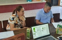 Hai đối tượng người tỉnh Hải Dương bán thực phẩm chức năng không có giấy chứng nhận đăng ký kinh doanh. (Ảnh Đội quản lý thị trường số 5 cung cấp).