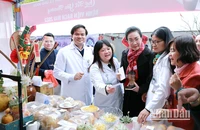 Bệnh viện và các nhà tài trợ chuẩn bị hàng nghìn suất quà dành tặng người bệnh đang điều trị tại bệnh viện.