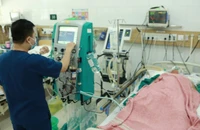 Bệnh nhân đang được điều trị tích cực tại Trung tâm Chống độc, Bệnh viện Bạch Mai.
