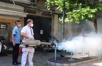 Phun hóa chất diệt muỗi.